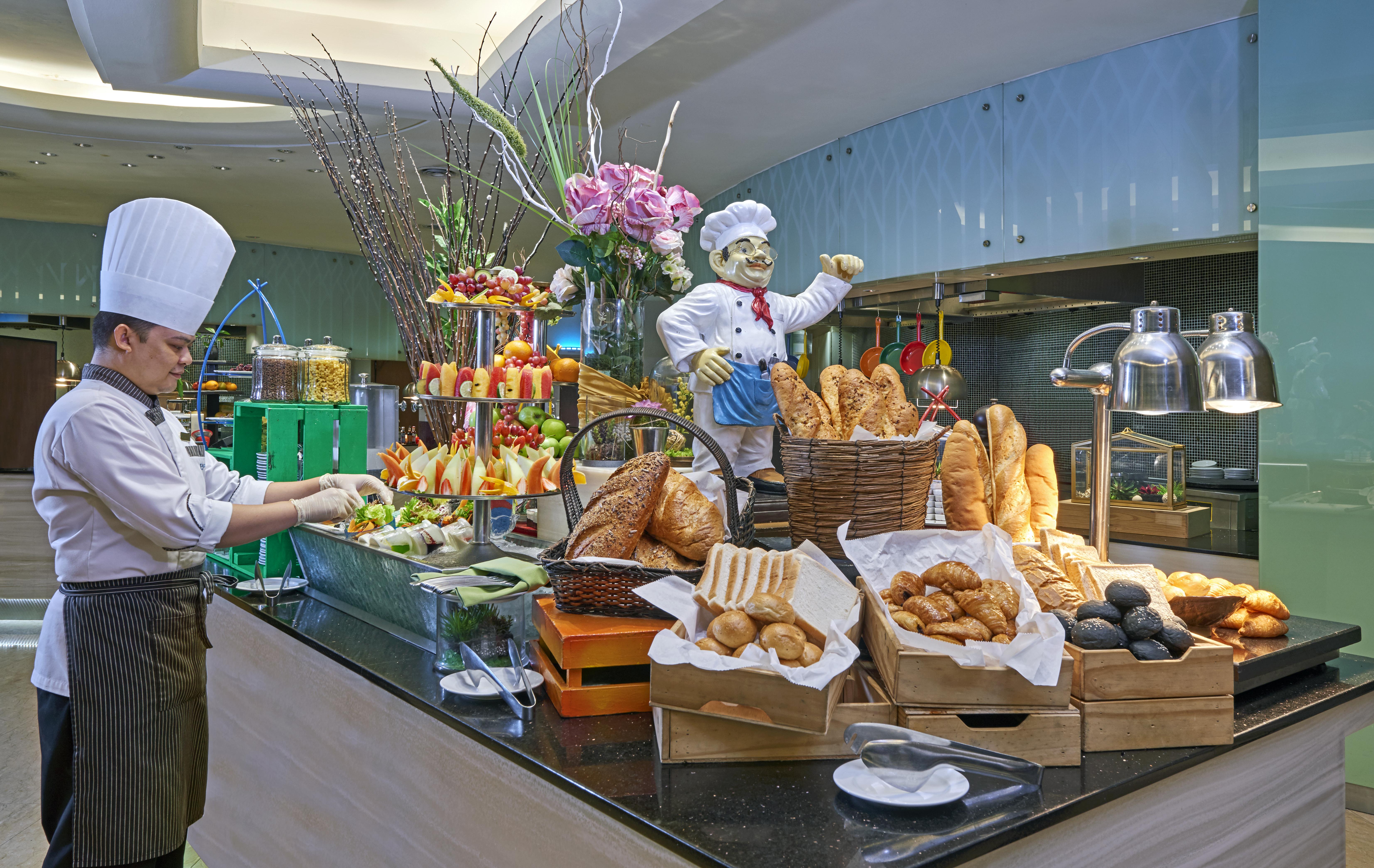Eastin Hotel Kuala Lumpur Петалинг Джая Екстериор снимка A bread station at a buffet