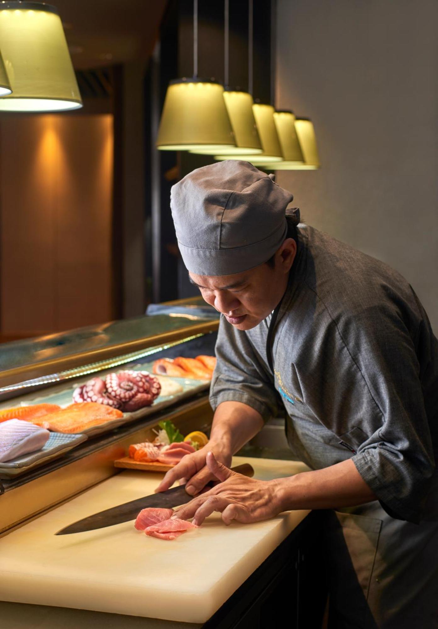 Eastin Hotel Kuala Lumpur Петалинг Джая Екстериор снимка A sushi chef at work